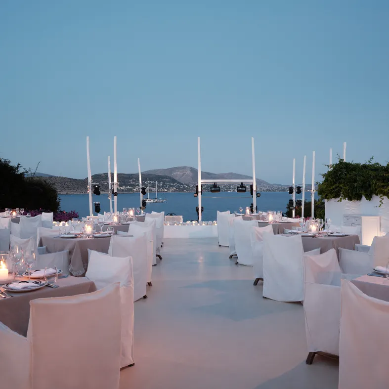 Privé bar illuminated at night