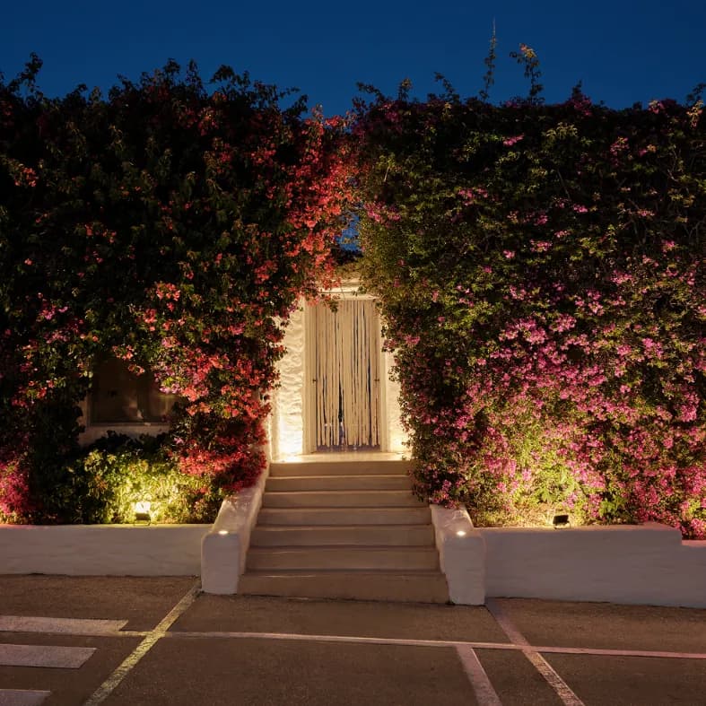 Privé dining tables overlooking flowering gardens